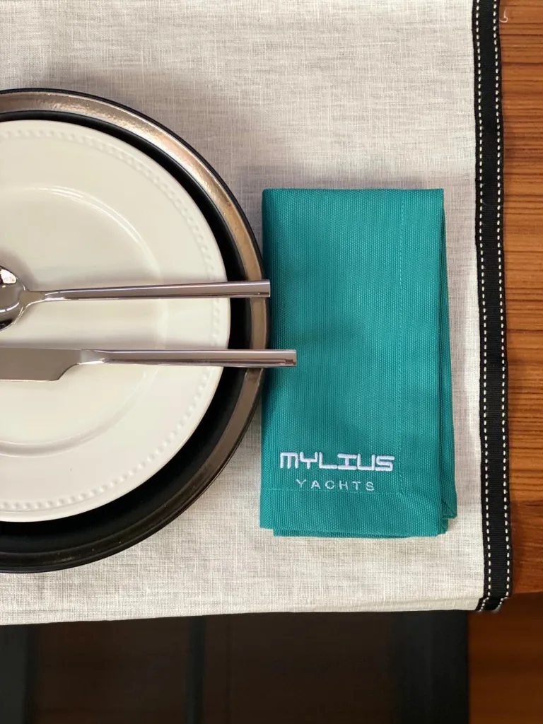 Dettaglio di mise en place con tovagliolo brandizzato in uno stand