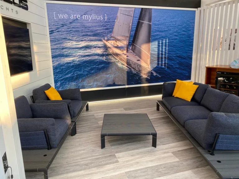 Stand fieristico con area lounge, divani e grafica a parete allestito da CEGS