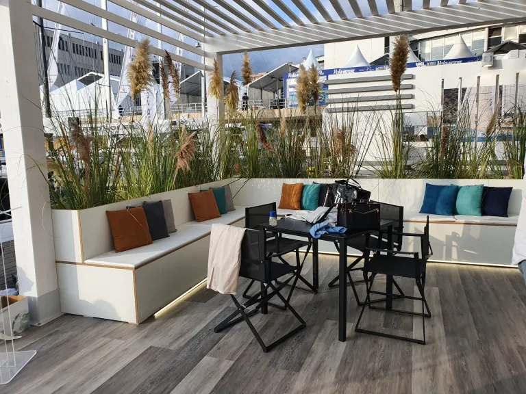 Stand fieristico con terrazza, sedute e piante allestito da CEGS