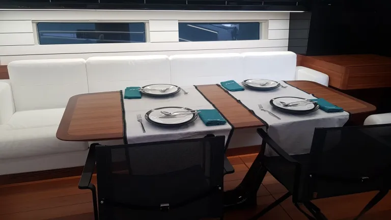 Tavolo apparecchiato in legno all'interno di uno stand allestito da CEGS