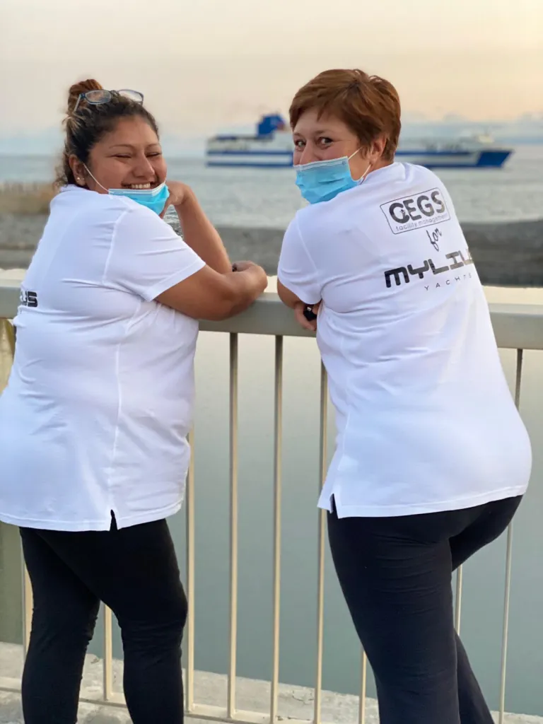 Due operatori CEGS con maglia del cliente durante l'allestimento di uno stand