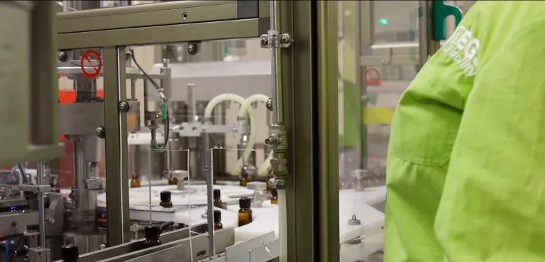 Macchina di confezionamento automatica per flaconi in vetro
