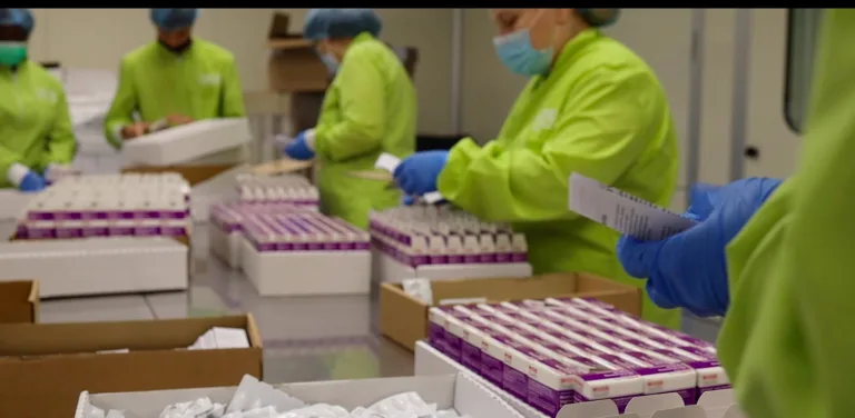 Operatori CEGS al confezionamento farmaceutico in linea