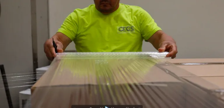 Operatore CEGS avvolge un pallet con film estensibile