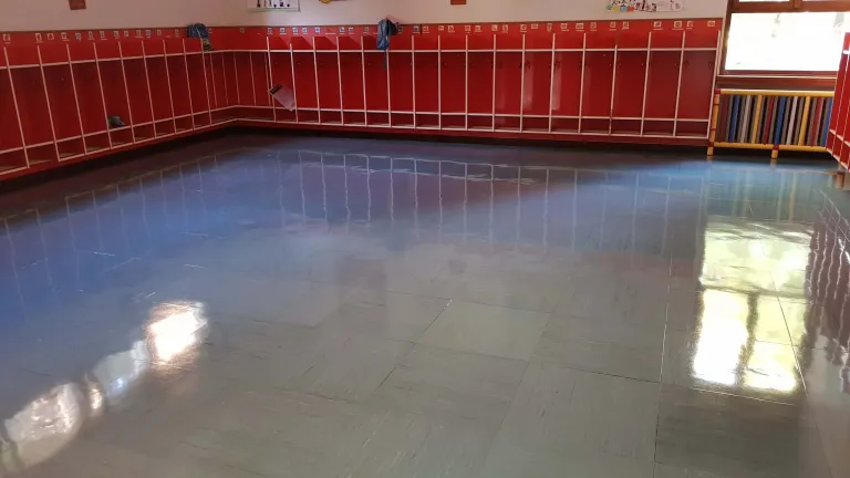 Pavimento di un'aula appena cerato da CEGS, lucido e riflettente
