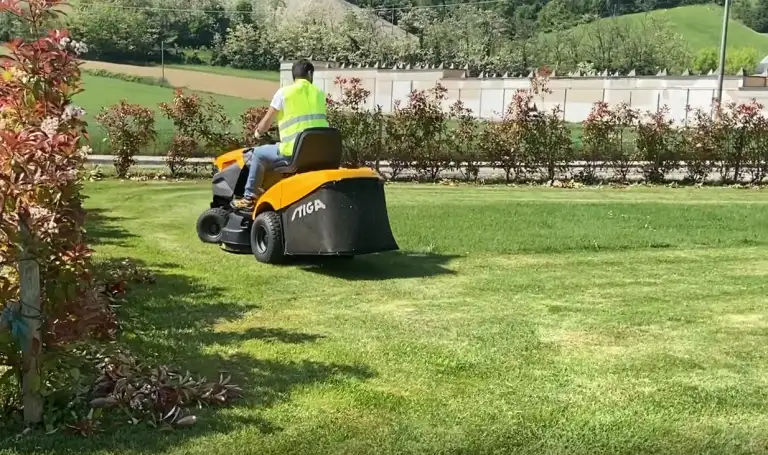 Operatore CEGS al taglio dell'erba con trattorino