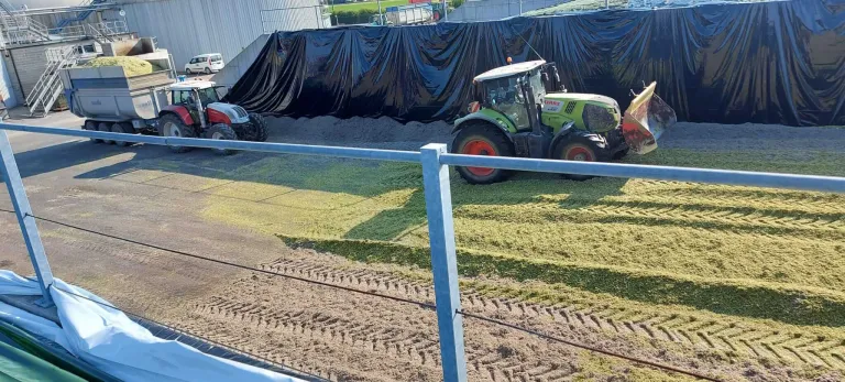 Trattori CEGS al lavoro nella preparazione delle trincee di un impianto biogas