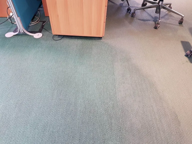 Operatori CEGS lavano la moquette di un ufficio con aspiratore professionale