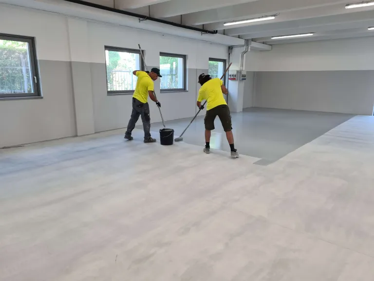 Pavimento in resina appena realizzato da CEGS in un capannone industriale