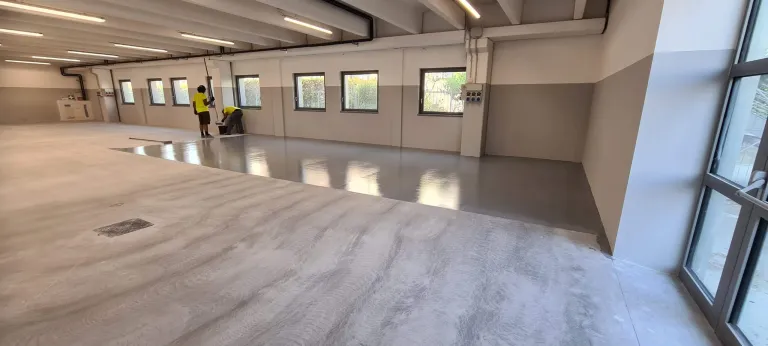 Capannone industriale con pavimento in resina grigia completato da CEGS