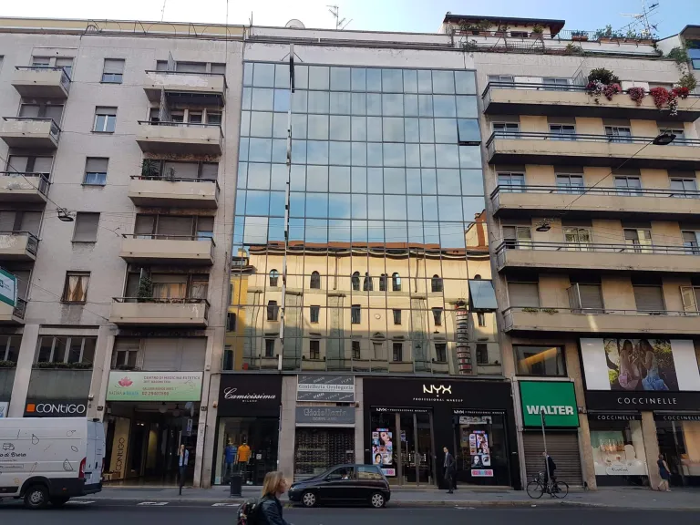 Piattaforma CEGS al lavoro sulla facciata di un hotel a Milano