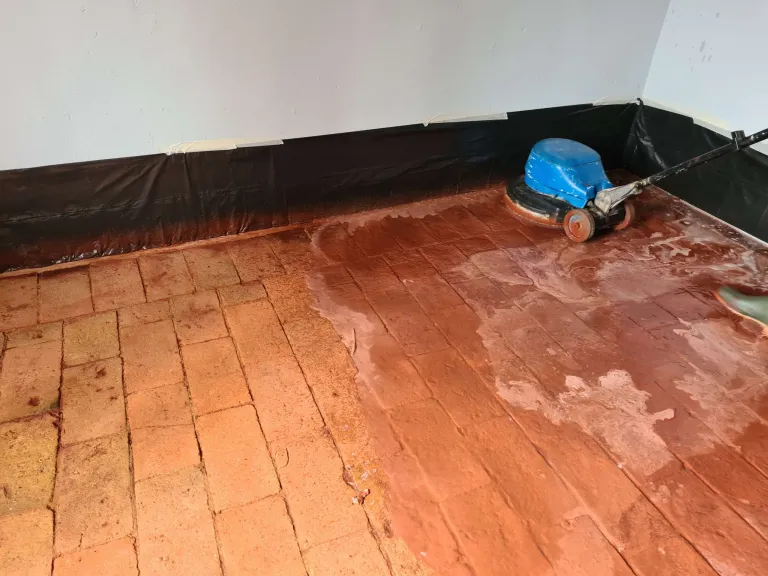Monospazzola CEGS durante il trattamento di un pavimento in cotto antico