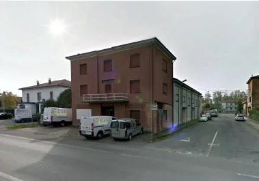 L'edificio della nuova sede CEGS a Roveleto di Cadeo con i mezzi aziendali parcheggiati