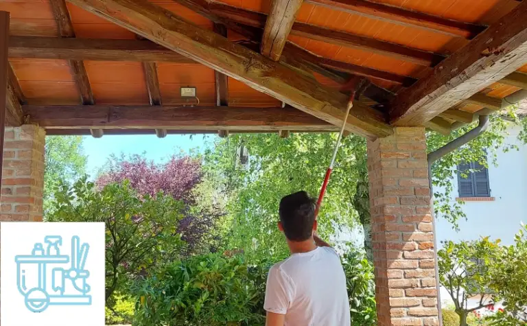 Operatore CEGS durante un servizio di pulizie civili sotto un portico